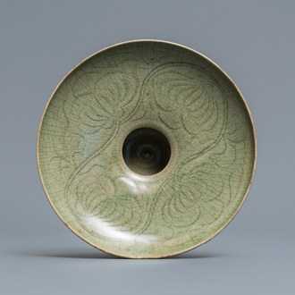 Un bol en porcelaine de Chine céladon de type Yaozhou à décor floral, Song ou après