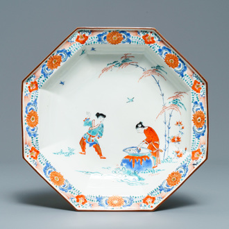 Een octagonale Japanse Kakiemon schotel met 'Shiba Onko' decor, Edo