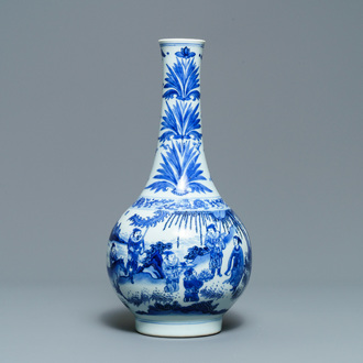 Un vase de forme bouteille en porcelaine de Chine en bleu et blanc, époque Transition