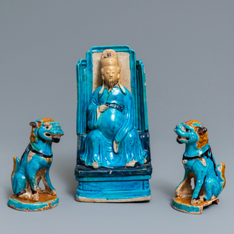 Une figure de Zhenwu et une paire de modèles de lions en porcelaine de Chine à émail turquoise, Ming