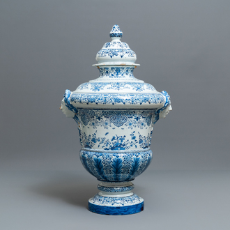 Un très grand vase couvert en faïence de Delft en bleu et blanc, 19ème