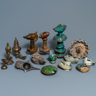 Quinze lampes à huile en bronze et céramique, art islamique, 16ème et après