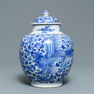 Un vase couvert en porcelaine de Chine en bleu et blanc à décor de phénix, Kangxi