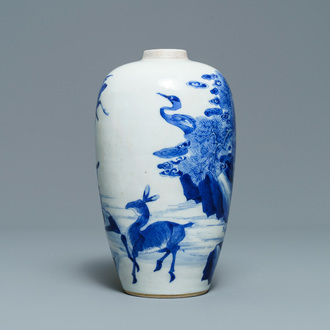 Un vase en porcelaine de Chine en bleu et blanc à décor de cerfs et grues, Kangxi