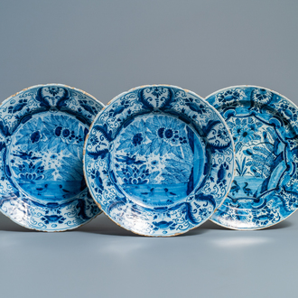 Trois plats en faïence de Delft en bleu et blanc à décor de canards, 18ème