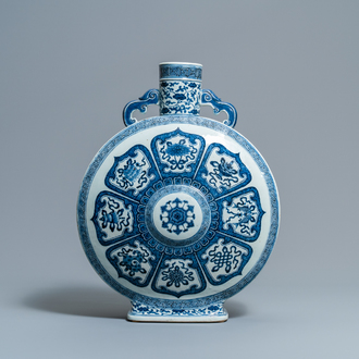 Un beau vase de forme 'moonflask' en porcelaine de Chine en bleu et blanc à décor 'Bajixiang', marque de Qianlong, 19ème
