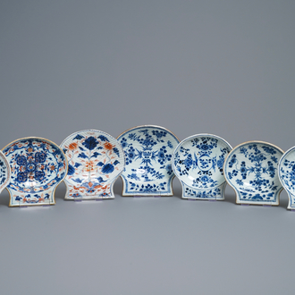 Zeven Chinese blauw-witte en Imari-stijl schelpvormige schotels, Kangxi