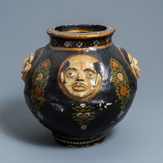 Een papier-maché vaas met reliëfdecor van gezichten, Kasjmir, India, 19e eeuw