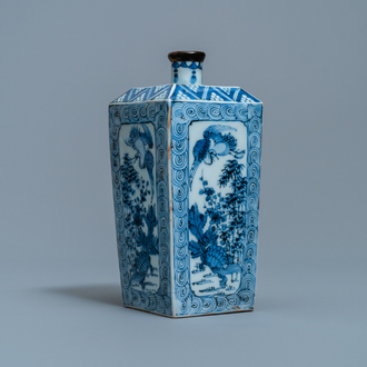 Une bouteille de forme carrée en porcelaine d'Arita en bleu et blanc, Japon, Edo, 17/18ème