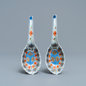 A pair of Chinese parcel-gilt doucai spoons, seal marks, 19th C.
