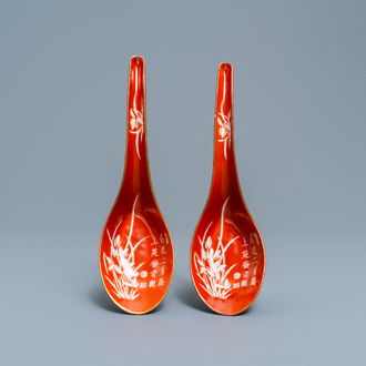Une paire de cuillères en porcelaine de Chine à fond en rouge de fer, 19ème