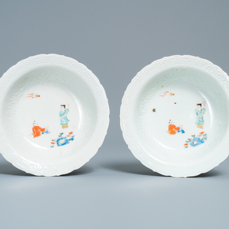 Een paar Japanse Arita Kakiemon-stijl kommen met jongens, Edo, 18/19e eeuw