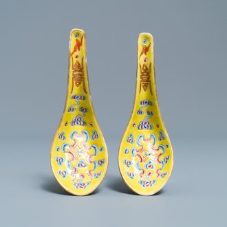 Une paire de cuillères en porcelaine de Chine famille rose à fond jaune, marque et époque de Guangxu