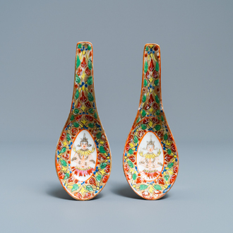 A pair of Chinese Thai market Bencharong spoons, 19th C.