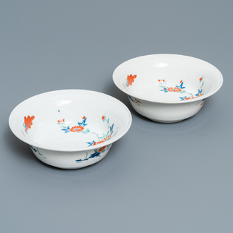 Een paar Japanse Kakiemon kommen met floraal decor, Edo, 17/18e eeuw