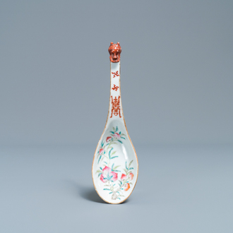 Une grande cuillère en porcelaine de Chine famille rose à décor 'neuf pêches', marque et époque de Guangxu