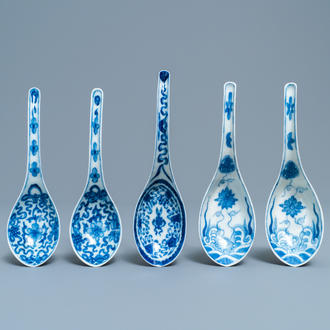 Cinq cuillères en porcelaine de Chine en bleu et blanc, 19ème
