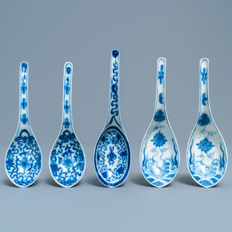 Five Chinese blue and white spoons, 19th C.