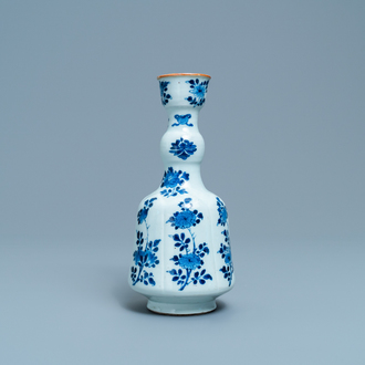 Een langwerpige Chinese blauw-witte hookah-basis met floraal decor, Kangxi