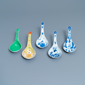 Cinq grandes cuillères en porcelaine de Chine en bleu et blanc, famille rose et vert monochrome, 19/20ème