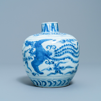 Un vase en porcelaine de Chine en bleu et blanc à décor de phénix, Jiajing/Wanli