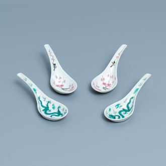 Deux paires de cuillères en porcelaine de Chine, dont une marque et époque de Daoguang