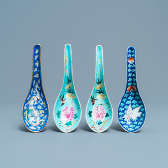Vier Chinese lepels met turquoise en blauwe fondkleur, 19/20e eeuw