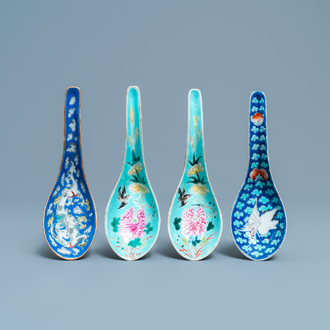 Quatre cuillères en porcelaine de Chine à fond bleu et turquoise, 19/20ème