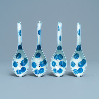 Vier Chinese blauw-witte lepels met gaatjes, 19/20e eeuw
