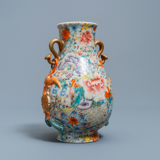 Un vase de forme hu en porcelaine de Chine famille rose à décor millefleurs, marque de Qianlong, République