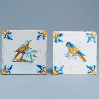 Deux carreaux en faïence de Delft polychrome figurant des oiseaux, 17ème