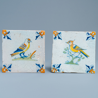 Deux carreaux en faïence de Delft polychrome figurant des oiseaux, 17ème