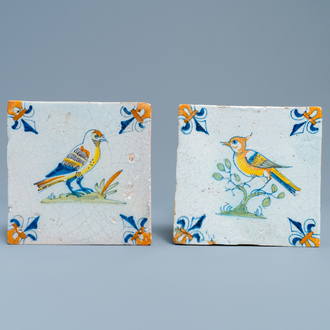 Twee polychrome Delftse tegels met vogels, 17e eeuw