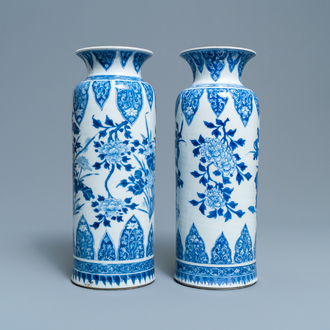 Een paar Chinese blauw-witte vazen met florale decors, Kangxi