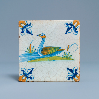 Un carreau en faïence de Delft polychrome à décor d'un cygne, début du 17ème