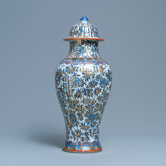 Un vase couvert en porcelaine de Chine en bleu et blanc surdécoré, Kangxi