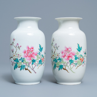 Une paire de vases en porcelaine de Chine famille rose coquille d'oeuf, République