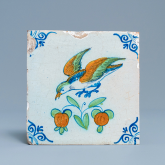 Un carreau en faïence de Delft polychrome à décor d'un oiseau en vol, 17ème