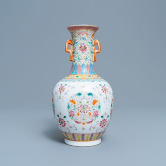 Un vase en porcelaine de Chine famille rose à décor floral, marque de Qianlong, République