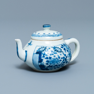 Een Chinese blauw-witte miniatuur theepot met deksel, Yu merk, Kangxi