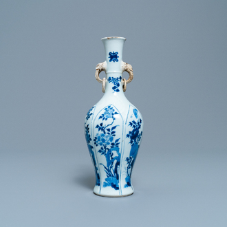 Een Chinese blauw-witte vaas met olifantenoren, Chenghua merk, Kangxi