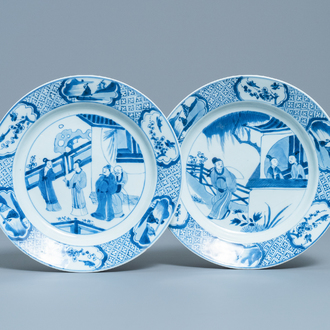 Deux assiettes en porcelaine de Chine en bleu et blanc à décor de 'La romance de la chambre de l'ouest', Kangxi