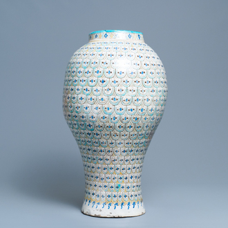 Un grand vase en céramique polychrome, Maroc ou Tunésie, vers 1900