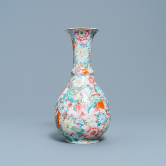 Un vase en porcelaine de Chine famille rose à décor millefleurs, marque de Qianlong, République