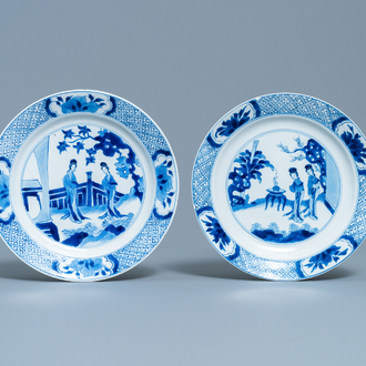 Deux assiettes en porcelaine de Chine en bleu et blanc, marque et époque de Kangxi