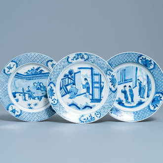 Trois assiettes en porcelaine de Chine en bleu et blanc, marques de Chenghua, Kangxi