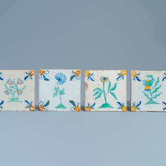 Quatre carreaux en faïence de Delft polychrome à décor de fleurs, 1ère moitié du 17ème