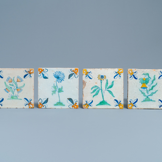 Vier polychrome Delftse tegels met bloemen, 1e helft 17e eeuw