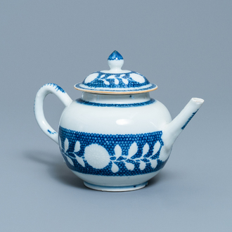 Een Chinese blauw-witte theepot met onderglazuur decor, Yongzheng/Qianlong