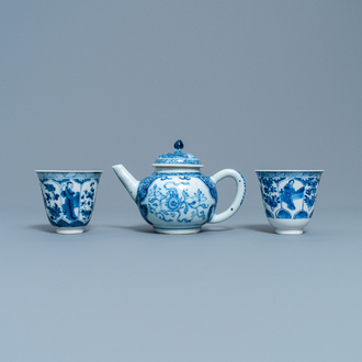 Een Chinese blauw-witte theepot en een paar wijnkoppen, Kangxi